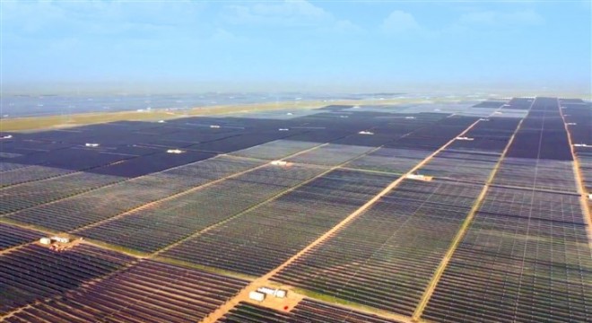 2.2 GW kapasitesiyle dünyanın en büyük ‘güneş tarlası' üretime başladı