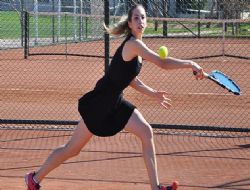 Üniversiteler kortta yarıştı