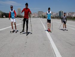 Tören alanında asfalt kayağı