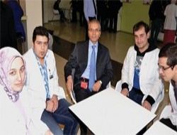 Rektör adayı öğrenci dinledi