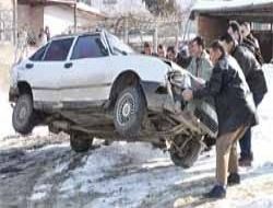 Otomobil evin boşluğuna düştü