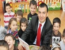 Anaokulunun baba öğretmeni