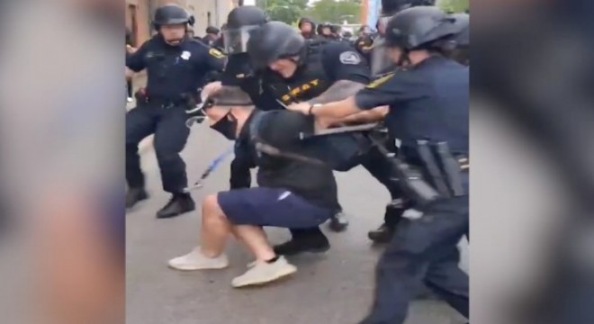 ABD'de kaos: Aracını polisin üzerine sürdü, başka eyalette ise basın mensupları tutuklandı