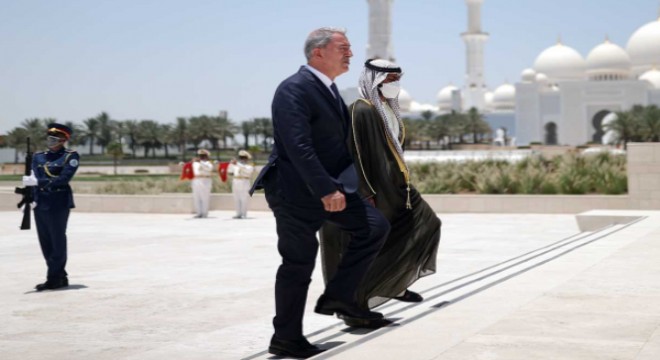 Bakan Akar, Birleşik Arap Emirlikleri'nde Wahat Al Karama Şehitliği'ni ziyaret etti