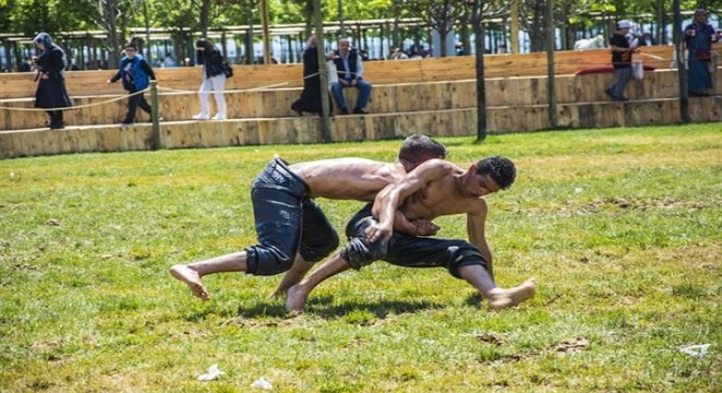 Bakan Bak'tan 18. Geleneksel Kocasinan Yağlı Güreşleri'ndeki pehlivanları kutladı
