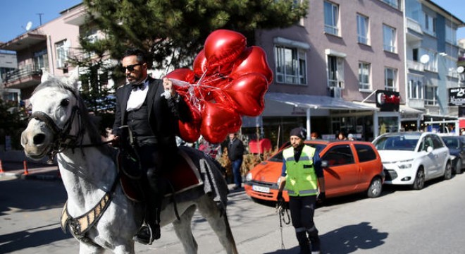Beyaz ata bindi eşinin Sevgililer Günü'nü kutladı