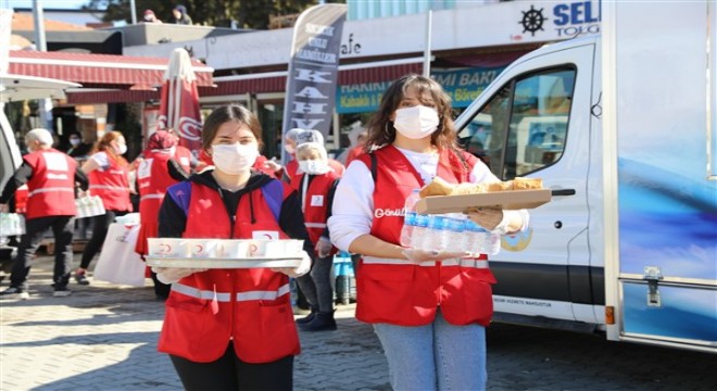 Kızılay'dan depremzedelere sıcak yemek