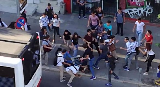 Liseliler İzmir'i birbirine kattı... Büyük kavga