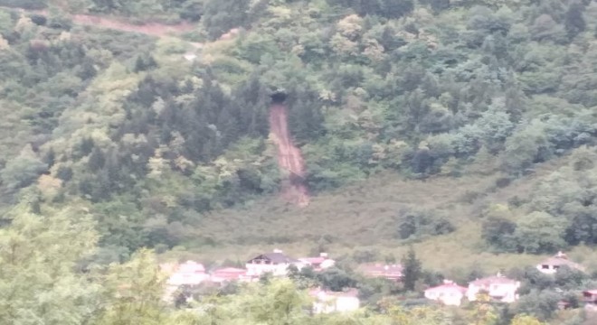 Maçka'da 150 metre uzunluğunda heyelan meydana geldi