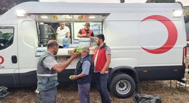 Marmaris'te etkisini sürdüren orman yangınında Kızılaycılar ekiplere destek oluyor