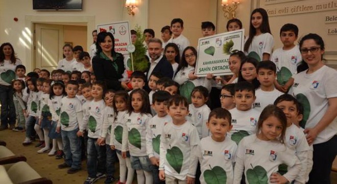 Miniklerden Ertürk'e çam fidanı