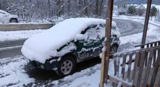 Nisan'da Kış Geri Döndü: Kar Yağışı Hayatı Olumsuz Etkiledi