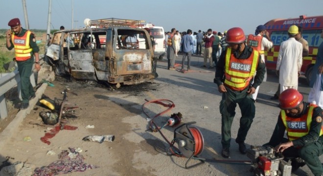 Pakistan'da minibüs alev aldı: 6 ölü