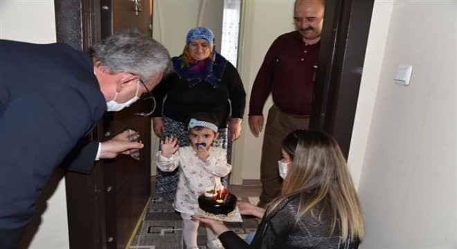 Sağlık çalışanı anne ve 3. yaşına giren kızı Ayşe Sena'ya doğum günü sürprizi
