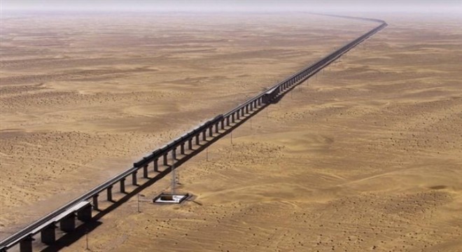 Taklamakan Çölü'nü çevreleyen demiryolu hattı tamamlandı