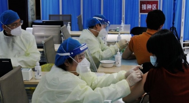 Çin, nüfusun yüzde 70-80'ini 2022 ortasına kadar aşılayacak